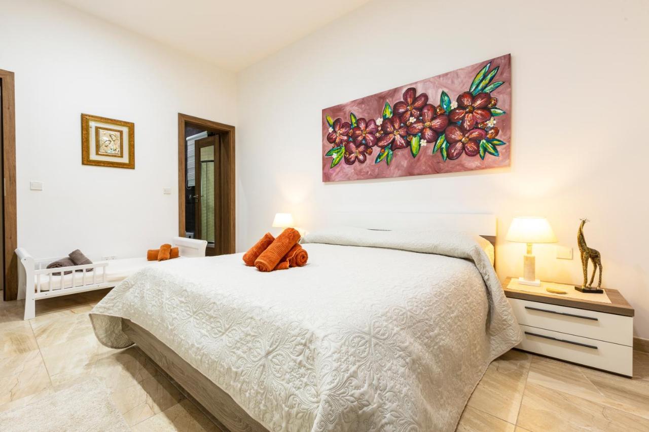 Large 3 Bedroom Апартаменты *
